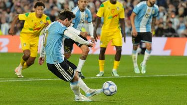 Lionel Messi, de la selección de Argentina, convierte un penal ante Benin en el partido que marcó su despedida, el martes 6 de octubre de 2026 en Buenos Aires (AP Foto/Gustavo Garello)