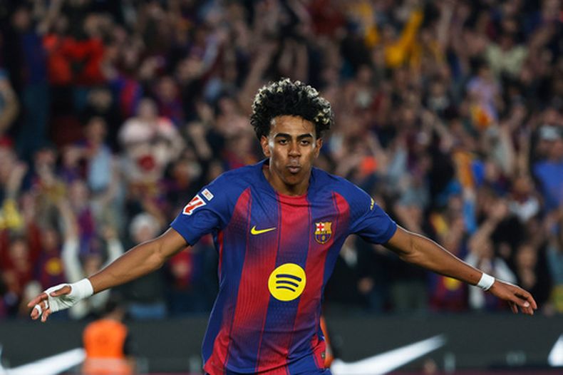 Lamine Yamal celebra tras anotar el tercer gol del Barcelona en la victoria 4-1 ante el Espanyol en la Liga de España, el sábado 11 de abril de 2026. (AP Foto/Joan Monfort)