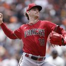 El abridor de los Diamondbacks de Arizona Ryne Nelson lanza en la primera entrada del encuentro ante los Gigantes de San Francisco el domingo 25 de junio del 2023. (AP Foto/Jed Jacobsohn)