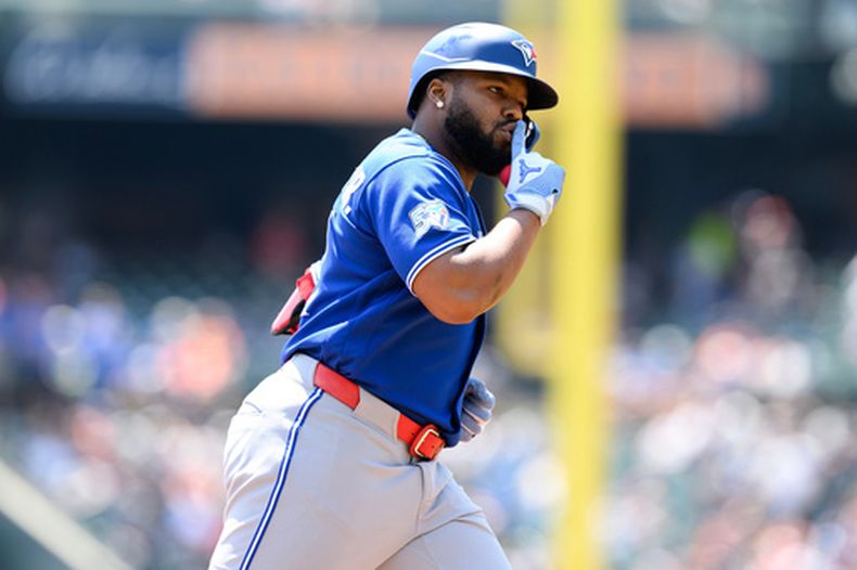 Vladimir Guerrero Jr., de los Azulejos de Toronto, celebra mientras recorre las bases tras conectar un jonrón solitario contra los Tigres de Detroit en la primera entrada de un partido de béisbol, el domingo 17 de mayo de 2026, en Detroit. (Foto AP/Lon Horwedel)