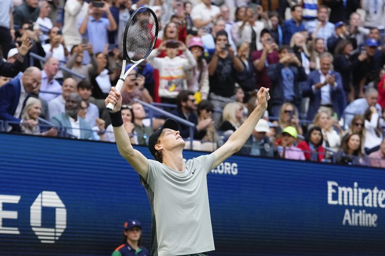 Jannik Sinner reacciona tras vencer a Taylor Fritz en la final del Abierto de Estados Unidos, el domingo 8 de septiembre de 2024, en Nueva York. (AP Foto/Kirsty Wigglesworth)