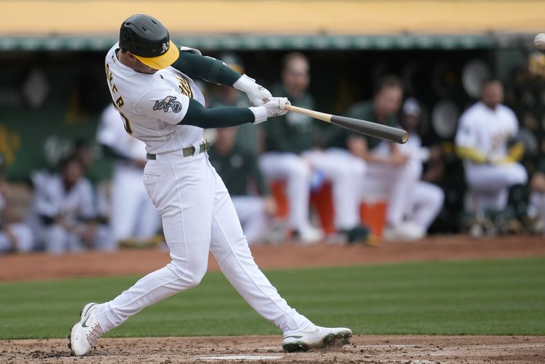 Brent Rooker, de los Atléticos de Oakland, sacude un jonrón de dos carreras ante los Angelinos de Los Ángeles, el sábado 2 de septiembre de 2023 (AP Foto/Jeff Chiu)