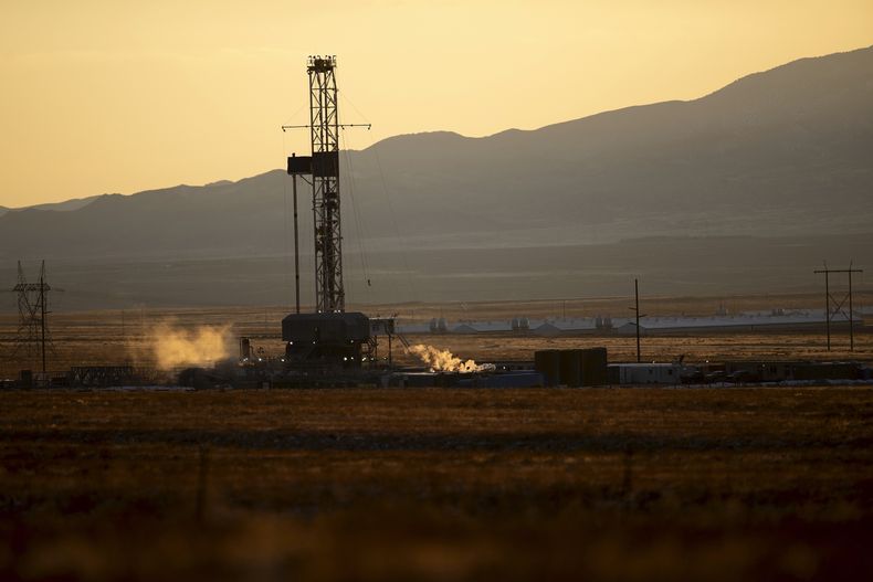 ARCHIVO - Un taladro de perforación en el sitio geotermal Fervo Energy cerca de Milford, Utah, el 26 de noviembre de 2023. (AP Foto/Ellen Schmidt, archivo)