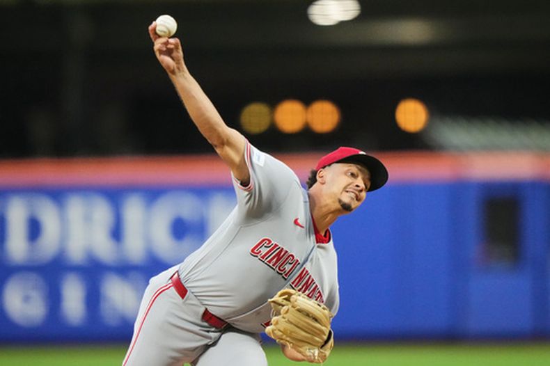 Chase Burns, de los Rojos de Cincinnati, lanza en el encuentro del martes 26 de mayo de 2026, ante los Mets de Nueva York (AP Foto/Frank Franklin II)