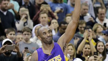 americateve | Kobe Bryant, de los Lakers de Los &Aacute;ngeles, agradece al p&uacute;blico tras rebasar a Michael Jordan como el trecer mejor anotador de la historia, durante el encuentro del domingo 14 de diciembre de 2014, frente a los Timberwolves de Minnesota (AP F