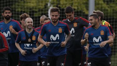 espana se confirma en el primer lugar de su grupo