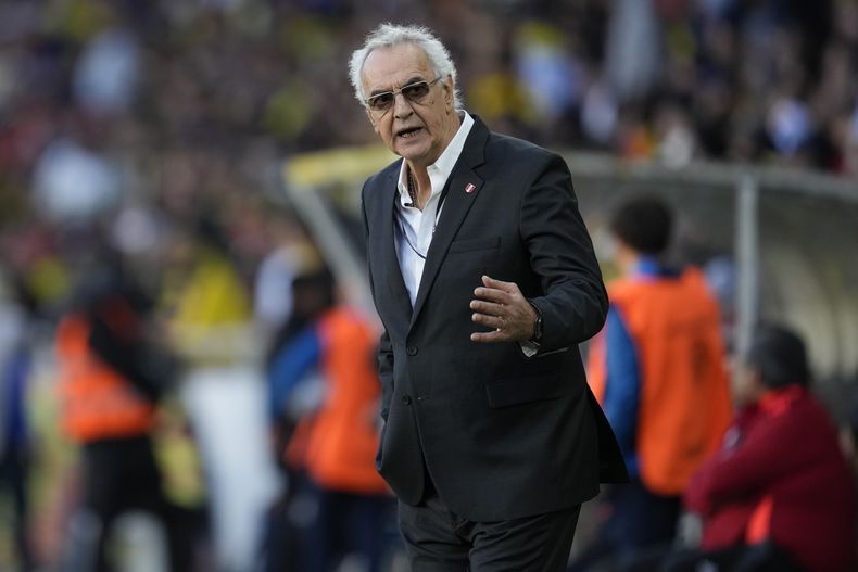 ARCHIVO - El técnico de Perú Jorge Fossati gesticula durante el partido contra Ecuador por las eliminatorias del Mundial 2026, el 10 de septiembre de 2024, en Quito. (AP Foto/Dolores Ochoa)