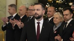 ARCHIVO - El viceprimer ministro y ministro de Defensa Wladyslaw Kosiniak-Kamysz, centro, en su ceremonia de investidura en el palacio presidencial en Varsovia, el 13 de diciembre de 2023. (AP Foto/Czarek Sokolowski, Archivo)