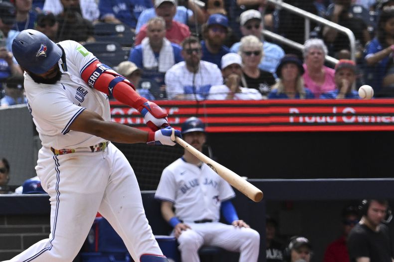 El dominicano Vladimir Guerrero, de los Azulejos de Toronto, conecta un jonrón ante los Rangers de Texas, en el juego del domingo 17 de agosto de 2025 (Jon Blacker/The Canadian Press via AP)