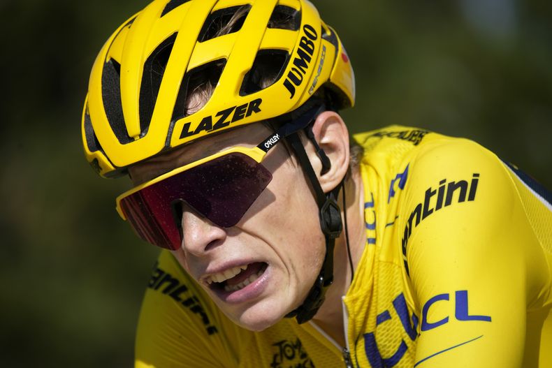 El líder general Jonas Vingegaard tras cruzar la meta de la novena etapa del Tour de Francia, el domingo 9 de julio de 2023 en Puy de Dome. (AP Foto/Daniel Cole)