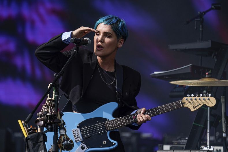 La artista chilena Rubio durante su concierto en el festival HERA HSBC en la Ciudad de México el sábado 24 de agosto de 2024. (Foto AP/Aurea Del Rosario)