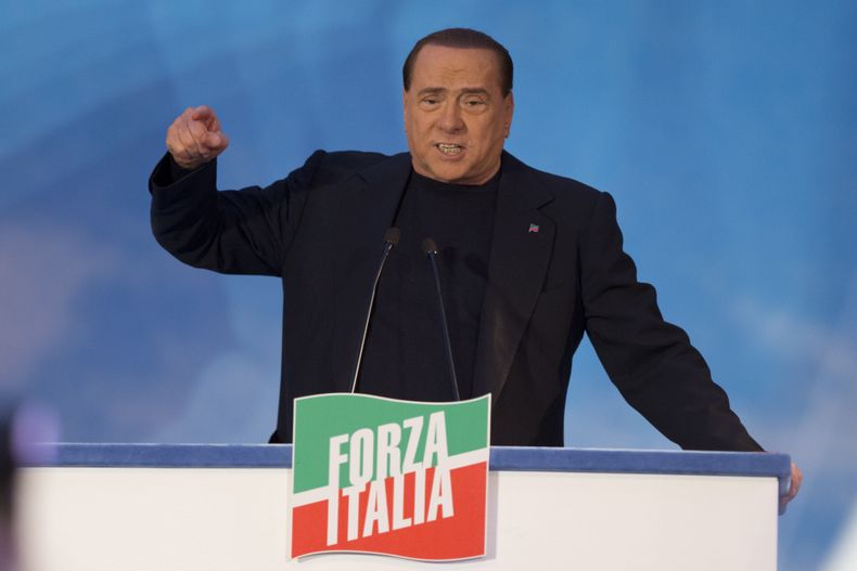 El ex premier italiano Silvio Berlusconi se dirige a sus partidarios en Roma, el mi&eacute;rcoles 27 de noviembre de 2013. Ese mismo d&iacute;a el Senado lo expuls&oacute; del Parlamento. (Foto AP/Andrew Medichini)