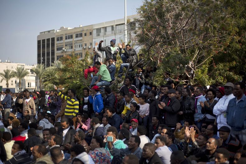 Migrantes africanos protestan en la Plaza Rabin de Tel Aviv, Israel, el domingo 5 de enero de 2014. El portavoz policial Micky Rosenfeld dijo que unos 10.000 migrantes marcharon por Tel Aviv el domingo. Los manifestantes dijeron que est&aacute;n en una hu