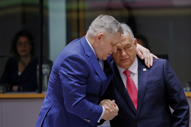 El primer ministro de Eslovaquia, Robert Fico, izquierda, habla con el primer ministro húngaro Viktor Orban en una mesa redonda en una cumbre de la Unión Europea en Bruselas, el jueves 20 de marzo de 2025. (AP Foto/Omar Havana)