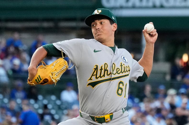 Gage Jump, de los Atléticos, realiza un pitcheo en el encuentro del martes 2 de junio de 2026 ante los Cachorros de Chicago (AP Foto/Nam Y. Huh)
