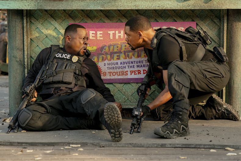 Esta imagen proporcionada por Sony Pictures muestra a Will Smith, derecha, y Martin Lawrence en una escena de la película Bad Boys: Ride or Die. (Frank Masi/Columbia Pictures-Sony vía AP)