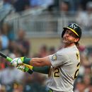 Jeff McNeil, de los Atléticos, batea frente a los Mellizos de Minnesota durante la quinta entrada del juego de béisbol de Grandes Ligas, el viernes 24 de julio de 2026, en Minneapolis. (AP Foto/Ellen Schmidt)