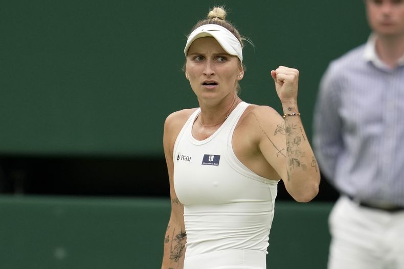 Marketa Vondrousova reacciona durante el duelo contra Elina Svitolina en las semifinales del torneo de Wimbledon, el jueves 13 de julio de 2023, en Londres. (AP Foto/Kin Cheung)