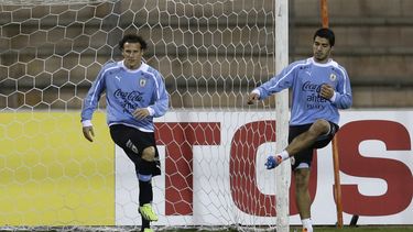 americateve | Los jugadores de la selecci&oacute;n de Uruguay, Luis Su&aacute;rez, derecha, y Diego Forl&aacute;n, participan en un entrenamiento el martes, 12 de noviembre de 2013, en Am&aacute;n, Jordania. (AP Photo/Hassan Ammar)