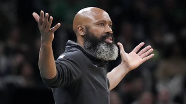 Nets atan a su entrenador Jacque Vaughn con extensión