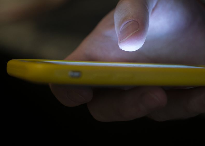 ARCHIVO - Un hombre usa un teléfono celular en Nueva Orleans el 11 de agosto de 2019. Algunos usuarios de redes sociales critican a las celebridades por lo que consideran inacción frente a la crisis humanitaria en Gaza, y han recurrido a un bloqueo para presionar a las estrellas para que tomen una posición. (Foto AP/Jenny Kane, archivo)