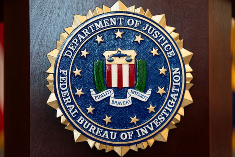 El sello del FBI en el podio antes de una conferencia de prensa en la oficina de esa agencia en Portland, Oregon, el 16 de enero del 2025. (AP foto/Jenny Kane)