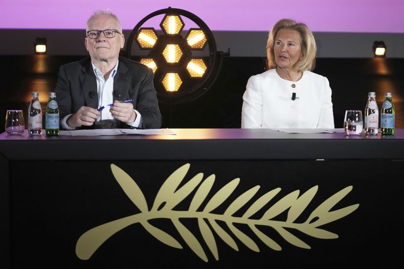 La presidenta del Festival de Cine de Cannes, Iris Knobloch (derecha), y el delegado general, Thierry Fremaux, durante una conferencia de prensa para anunciar los participantes en la 78va edición del festival, el 10 de abril de 2025, en París. (AP Foto/Michel Euler)