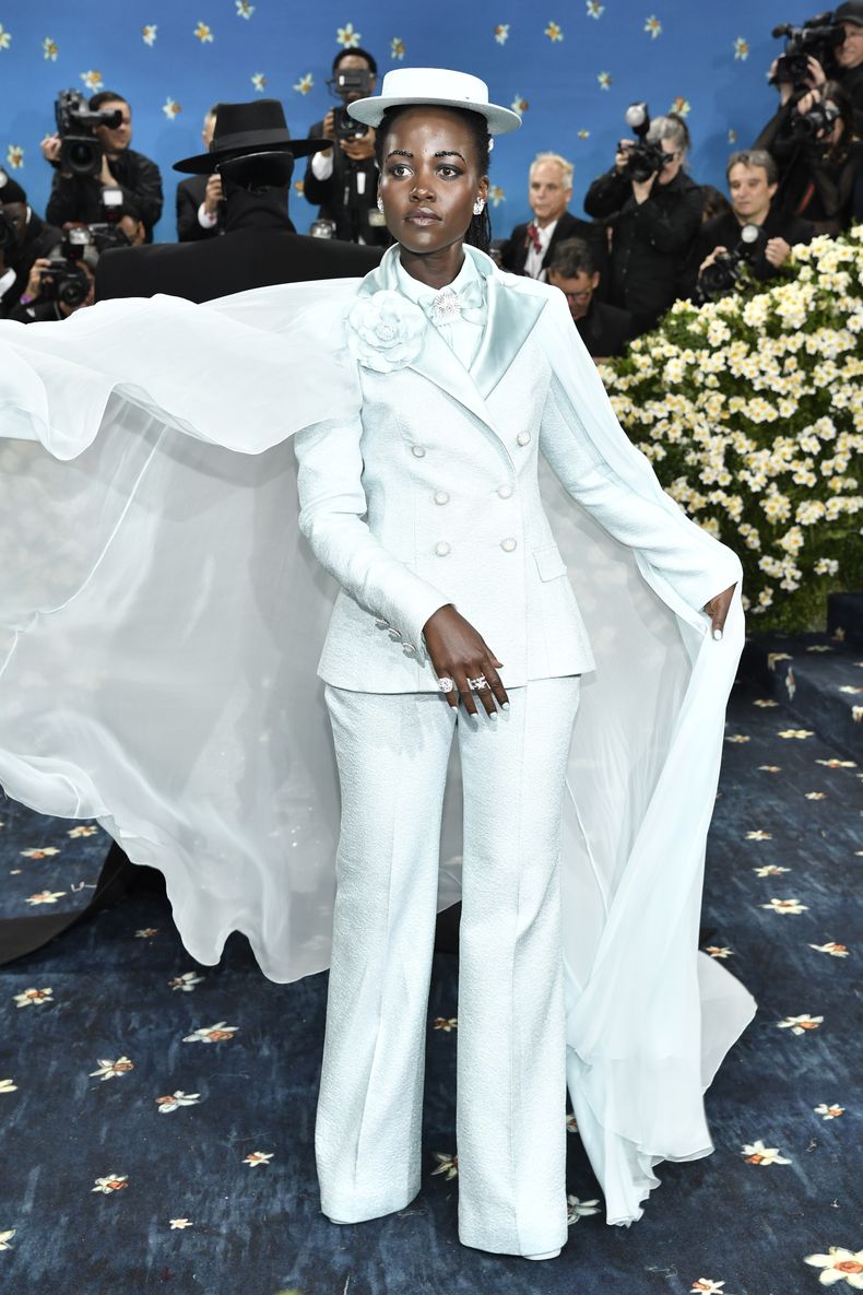 Lupita Nyongo asiste a la gala benéfica del Instituto del Vestido del Museo Metropolitano de Arte que celebra la inauguración de la exposición Superfine: Tailoring Black Style el lunes 5 de mayo de 2025, en Nueva York. (Foto Evan Agostini/Invision/AP)