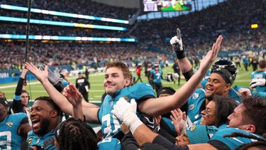 El pateador de los Jaguars de Jacksonville Cam Little celebra tras anotar con un gol de campo en el último segundo ante los Eagles de Filadelfia el domingo 11 de octubre del 2026. (AP Foto/Ian Walton)