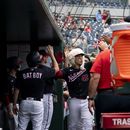 Joey Meneses (45) (centro) de los Nacionales de Washington celebrar tras batear un jonrón ante los Rangers de Texas, el domingo 9 de julio de 2023, en Washington. (AP Foto/Stephanie Scarbrough)