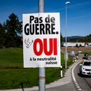 Un afiche sobre el referendo dice “No a la guerra, sí a la neutralidad suiza”, cerca de Epagny, Suiza, el 25 de septiembre del 2026. (Jean-Christophe Bott/Keystone via AP)