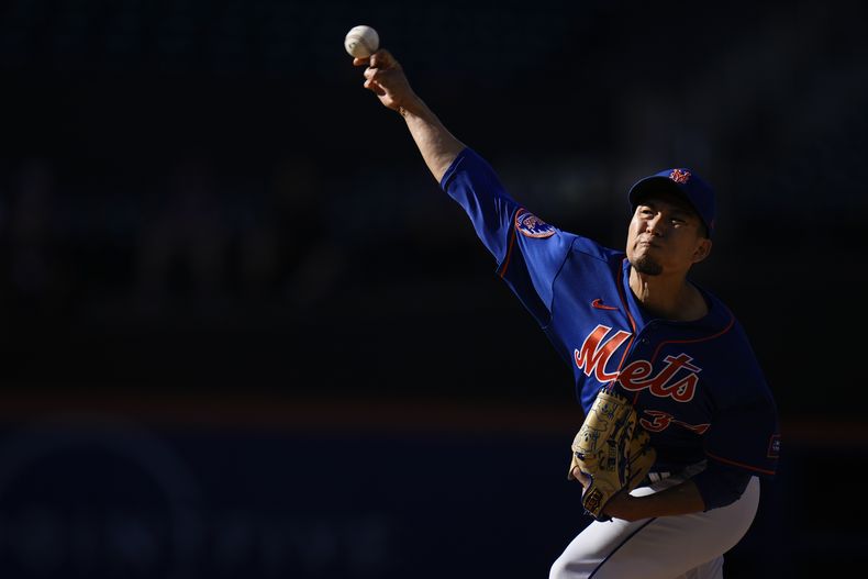 Kodai Senga, abridor de los Mets de Nueva York, hace un lanzamiento en el juego del jueves 14 de septiembre de 2023, ante los Diamondbacks de Arizona (AP Foto/Seth Wenig)