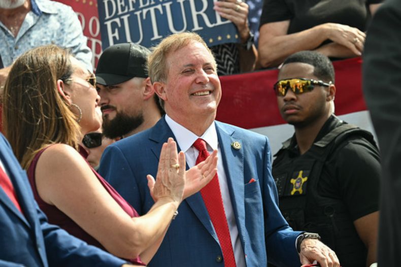 ARCHIVO - El fiscal general de Texas y candidato republicano al Senado, Ken Paxton, sonríe mientras el vicepresidente JD Vance habla en un mitin de campaña en el Aeropuerto Regional Tyler Pounds en Tyler, Texas, el martes 13 de octubre de 2026. (Saul Loeb/Pool Foto vía AP, Archivo)