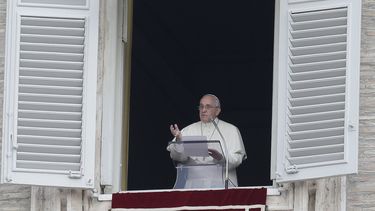 americateve | El papa Francisco se dirige a la multitud que acudi&oacute; a escuchar su mensaje en la plaza de San Pedro el domingo 27 de julio de 2014.  (Foto de AP/Gregorio Borgia)