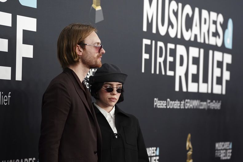 Finneas, izquierda, y Billie Eilish llegan a la 67ª entrega anual de los Grammy el domingo 2 de febrero de 2025 en Los Ángeles. (Foto Jordan Strauss/Invision/AP)