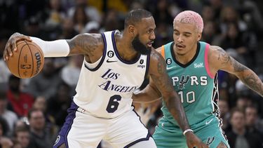 LeBron James regersa y Lakers se imponen 105-94 a Spurs