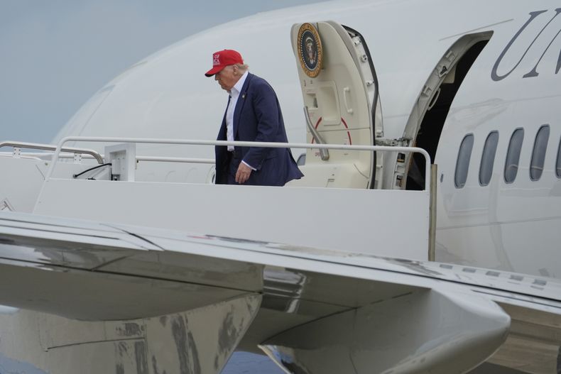 El presidente estadounidense Donald Trump llega en el avión presidencial a la Base de la Fuerza Aérea Andrews, el martes 1 de julio de 2025. (AP Foto/Alex Brandon)