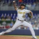 El dominicano Luis Ortiz, de los Piratas de Pittsburgh, lanza en la primera entrada contra los Marlins de Miami, en Miami, el viernes 23 de junio de 2023. (AP Foto/Wilfredo Lee)