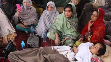 ARCHIVO — En esta imagen del 1 de mayo de 2018, la abogada paquistaní Jalila Haider, entonces en huelga de hambre, descansa en un campamento en Quetta, Pakistán. (AP Foto/Arshad Butt, Archivo)