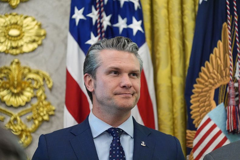 ARCHIVO - El secretario de Defensa de EEUU, Pete Hegseth, escucha al presidente Donald Trump mientras este habla en el Despacho Oval de la Casa Blanca, en Washington, el 24 de marzo de 2026. (Ap Foto/Alex Brandon/Archivo)