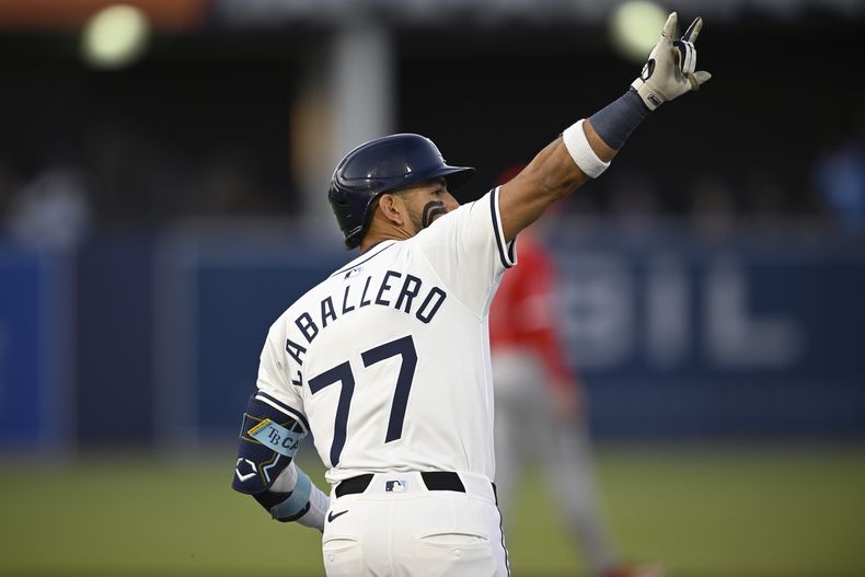 El panameño José Caballero, de los Rays de Tampa Bay, celebra tras conectar un grand slam en el encuentro ante los Angelinos de Los Ángeles, el miércoles 9 de abril de 2025 (AP Foto/Phelan M. Ebenhack)