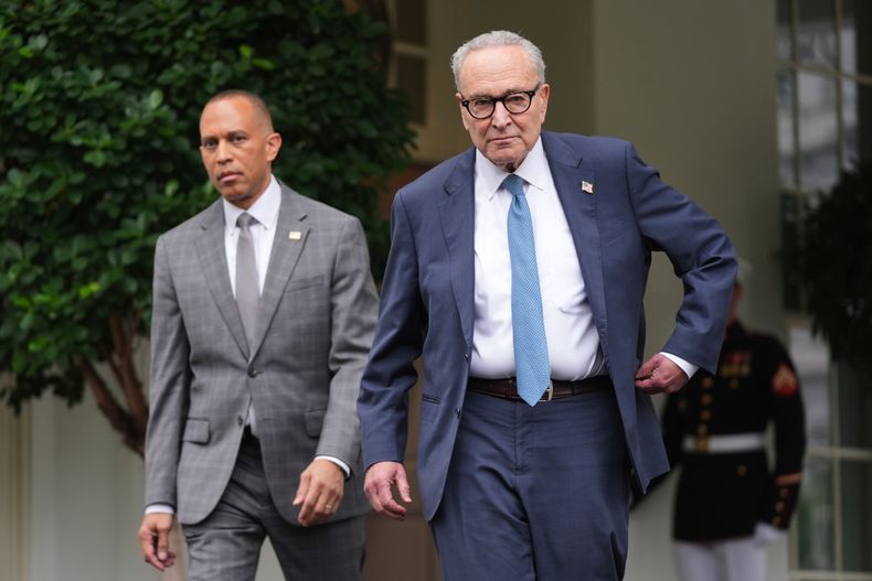 El líder de la minoría en el Senado, el demócrata Chuck Schumer, a la derecha, y el líder demócrata en la Cámara de Representantes, Hakeem Jeffries, se dirigen a hablar con la prensa fuera de la Casa Blanca, el lunes 29 de septiembre de 2025, en Washington. (AP Foto/Evan Vucci)