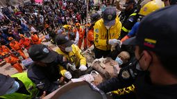 Los rescatistas transportan a un hombre rescatado de entre los escombros de un edificio que se derrumbó durante los terremotos que azotaron La Guaira, Venezuela, el domingo 28 de junio de 2026. (Foto AP/Matias Delacroix)