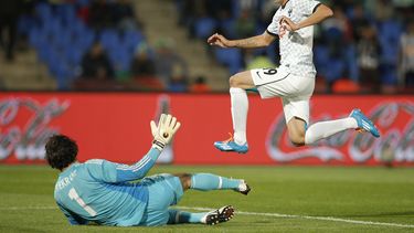 americateve | El jugador del Monterrey, C&eacute;sar Delgado, derecha, anota un gol contra Al Ahly en el partido por el quinto lugar del Mundial de clubes el mi&eacute;rcoles, 18 de diciembre de 2013, en Marrakech, Marruecos.  (AP Photo/Christophe Ena)