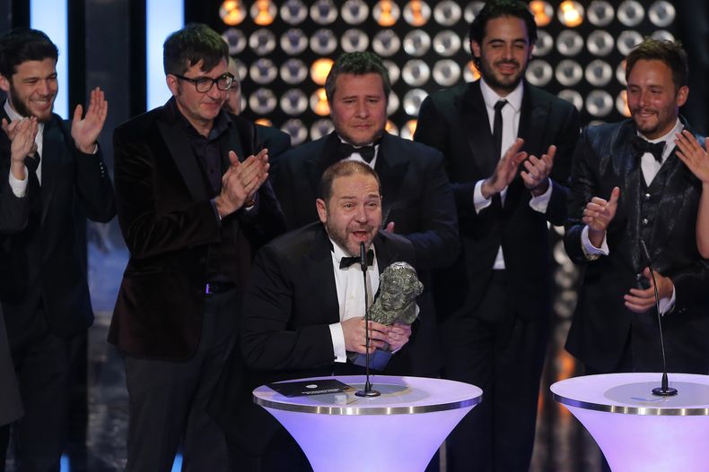 El director venezolano Miguel Ferrari acepta el premio Goya a la mejor pel&iacute;cula hispanoamericana por "Azul y no tan rosa", el domingo 9 de febrero del 2014 en Madrid. (AP Foto/Andres Kudacki)