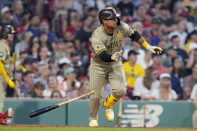 Donovan Solano, de los Padres de San Diego, se enfila a primera después de batear un sencillo productor de dos carreras durante la quinta entrada del juego de béisbol en contra de los Medias Rojas de Boston, el viernes 28 de junio de 2024, en Boston. (AP Foto/Michael Dwyer)