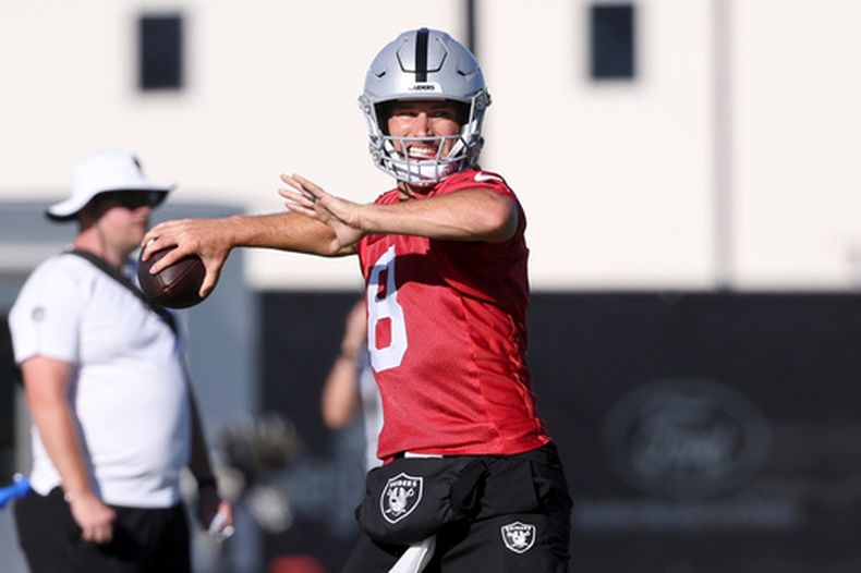 Kirk Cousins (8), quarterback de los Raiders de las Vegas, lanza un pase durante la práctica en el campamento de entrenamiento del equipo de la NFL, el jueves 20 de julio de 2026, en Henderson, Nevada. (AP Foto/Ian Maule)