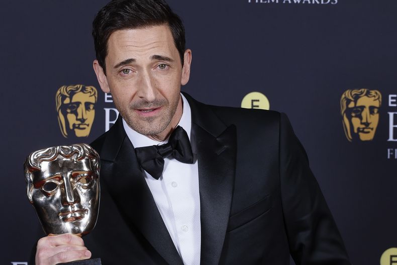Adrien Brody posa con el premio a mejor actor por The Brutalist en la 78a edición de los Premios de la Academia Británica de Cine, BAFTA, en Londres, el domingo 16 de febrero de 2025. (Foto Joel C Ryan/Invision/AP)