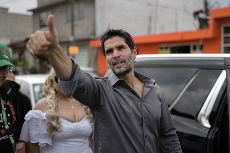 El aspirante a la presidencia Eduardo Verástegui muestra el pulgar hacia sus partidarios durante una manifestación para recolectar firmas que le permitan postularse como candidato independiente en las elecciones presidenciales de 2024, en San Bartolo del Valle, México, el viernes 10 de noviembre de 2023. El activista de derecha de 49 años, que necesita reunir 1 millón de firmas para principios de enero, ha desatado una controversia en esta nación profundamente católica, en la que cohabitan el catolicismo, el feminismo y la defensa de los derechos de la comunidad LGBT. (Foto/Eduardo Verdugo)