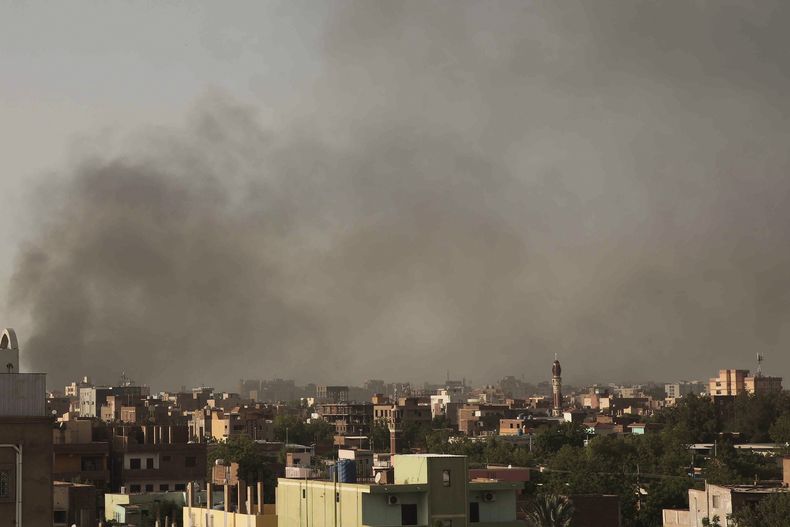 Una columna de humo se eleva sobre Jartum, Sudán, el 29 de abril de 2023, mientras continúan los combates entre fuerzas leales a dos generales rivales. (Foto AP /Marwan Ali)